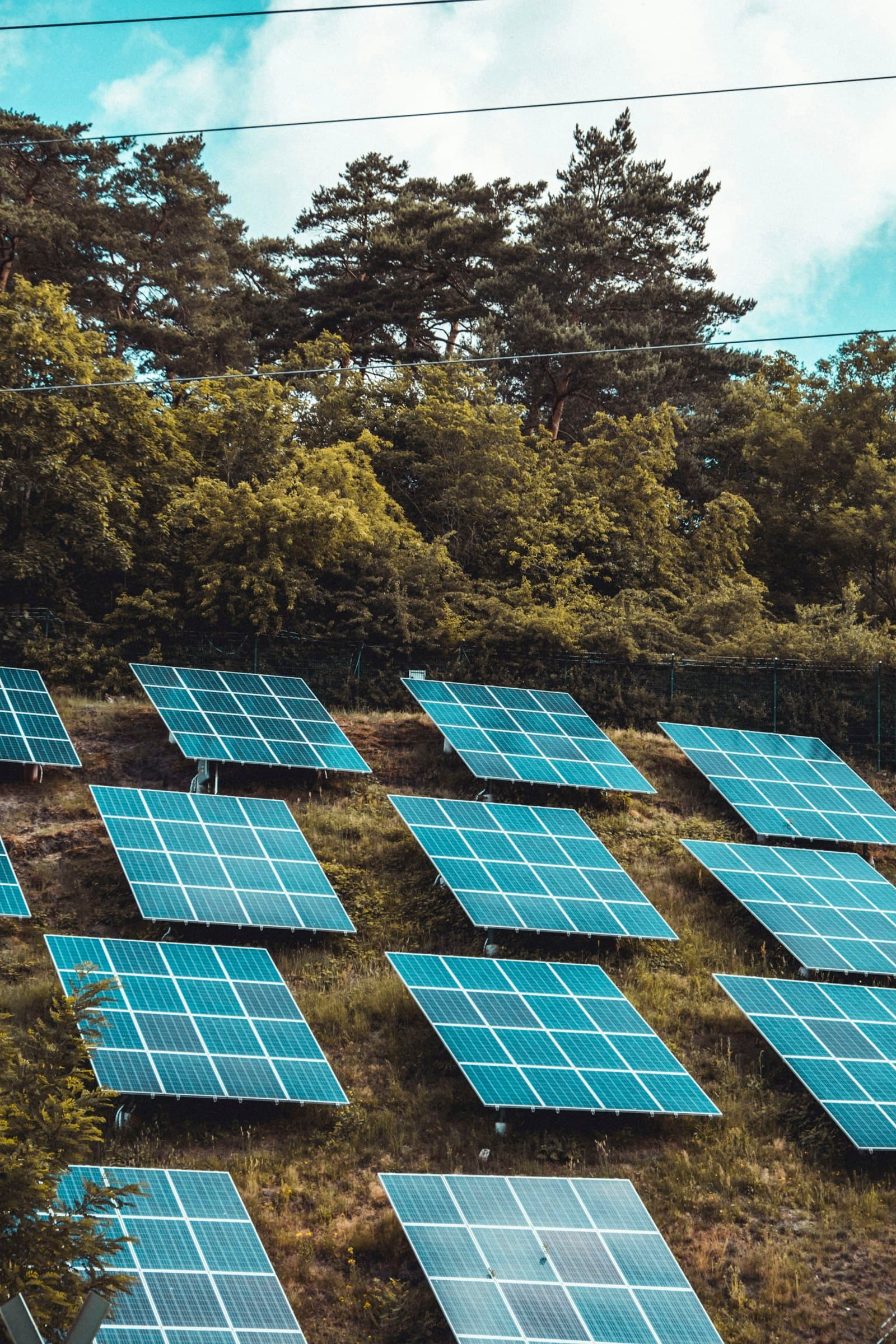 Panneaux solaires fixés à flanc de colline sous le climat tropical