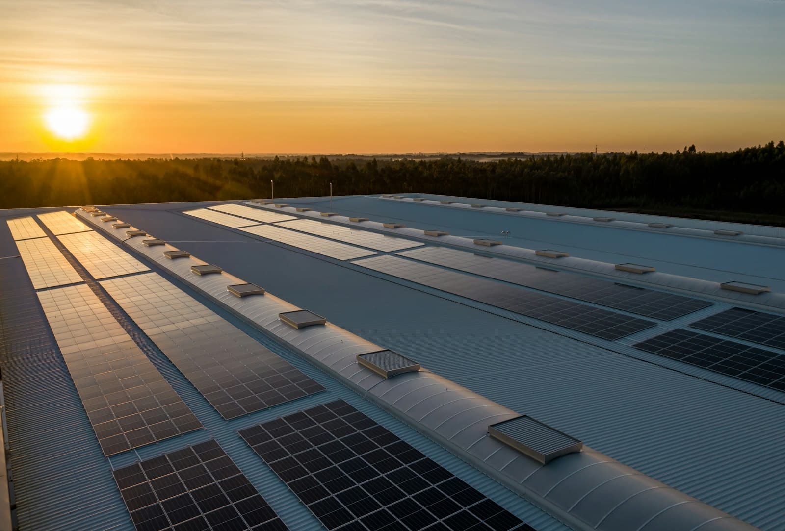 Grande toiture équipée de panneaux solaires au coucher du soleil