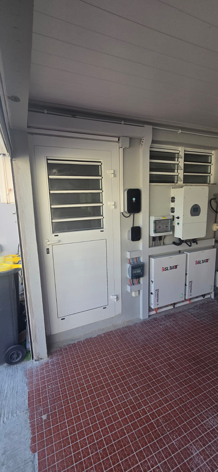 Batteries de stockage et onduleur hybride posés par High Tech Energy